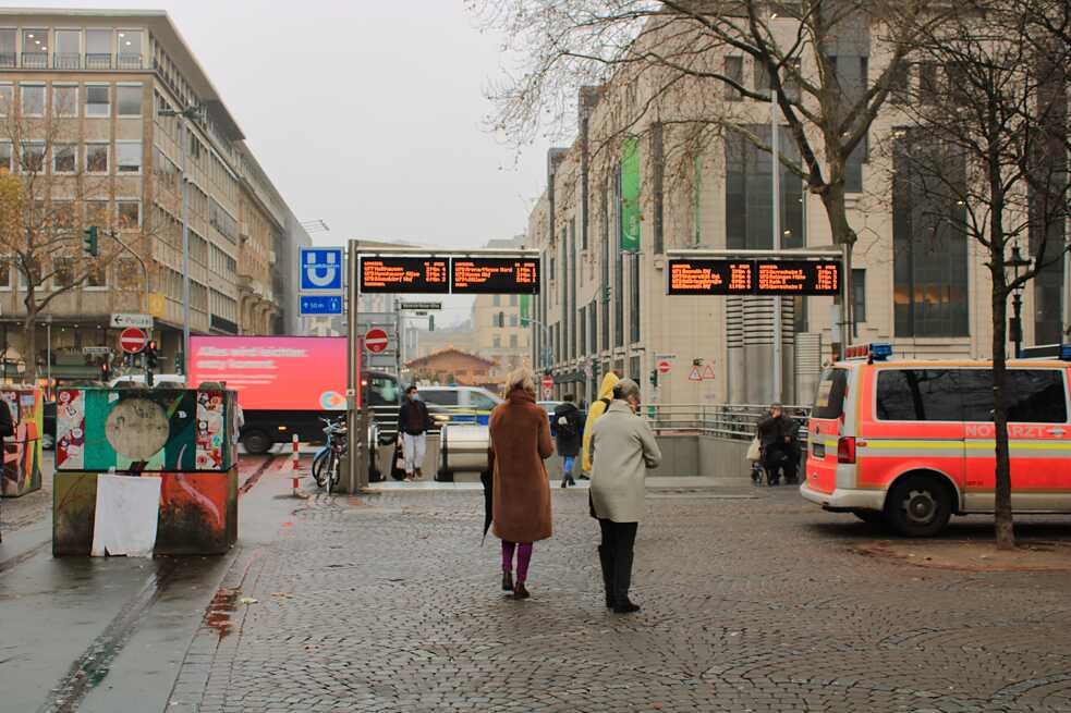 La stazione della metropolitana Heinrich-Heine-Allee