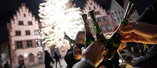 Eine Gruppe stößt mit Sekt an