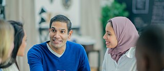 ein Mann und zwei Frauen im Unterricht