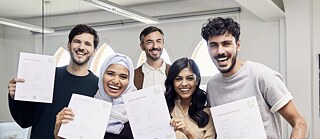 eine Gruppe Deutschlerner*innen mit Zertifikat