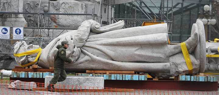 El monumento a Cristóbal Colón, desmontado en 2013, en Buenos Aires