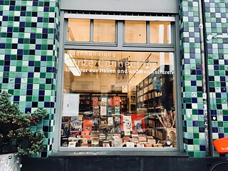 La vetrina della libreria berlinese Dante Connection diretta da Stefanie Hetze