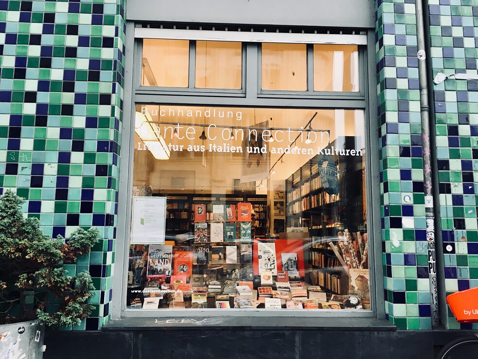 Schaufenster der von Stefanie Hetze geleitete Buchhandlung Dante Connection in Berlin.