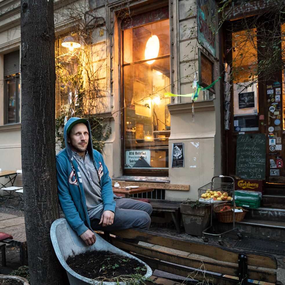 Hotte in front of his Späti