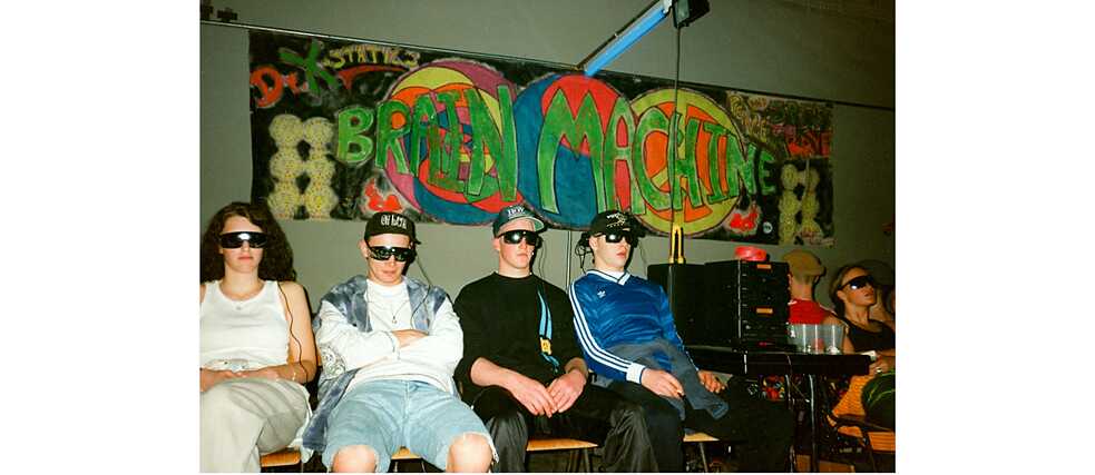 These sunglasses – known as Mind Machines or Brain Machines – also induced a kind of euphoria back then. They projected light pulses onto the eyes and the idea was to get ravers into the right frame of mind. Stroboscopes were joined by yet more flashing lights – that was when the party really got going for some people. 