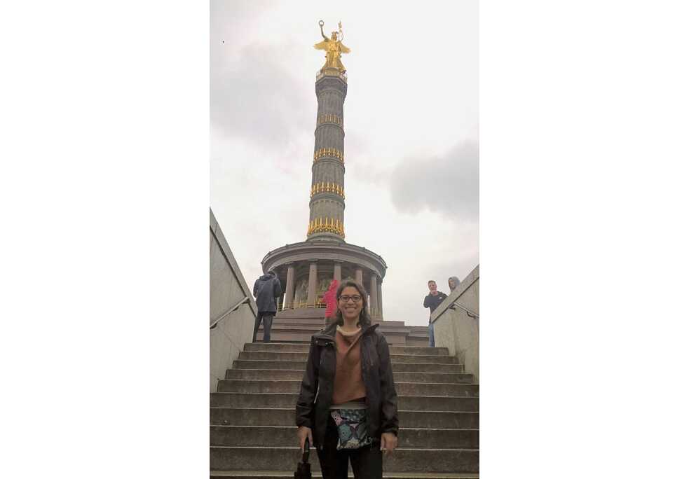 Marlene Gildemeister en la columna de la Victoria en Berlín.