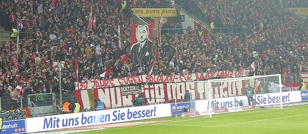 Mainz 05-Fans gedenken Eugen Salomon, Gründungsmitglied und ehemaliger Vorsitzender des Clubs, der 1942 in Auschwitz ermordet wurde.