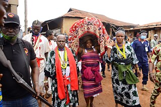 Latitude – Los arugba llevan estatuas simbólicas de Osun durante el festival anual en su honor en Osogbo, suroeste de Nigeria, el 14 de agosto de 2020.