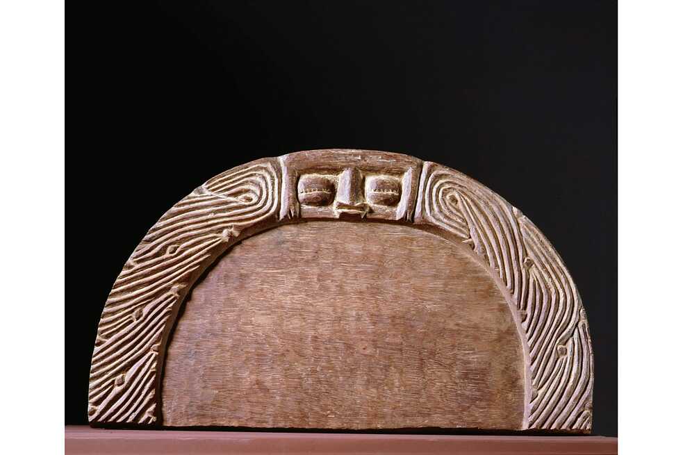 Latitude – Un tablero del culto de adivinación ifa de los yoruba, Nigeria.