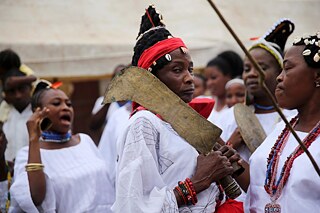 Latitude – Los seguidores de la religión yoruba llevan espadas tradicionales.