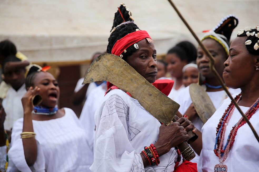 Latitude – Angehörige der Yoruba-Religion tragen traditionelle Schwerter.
