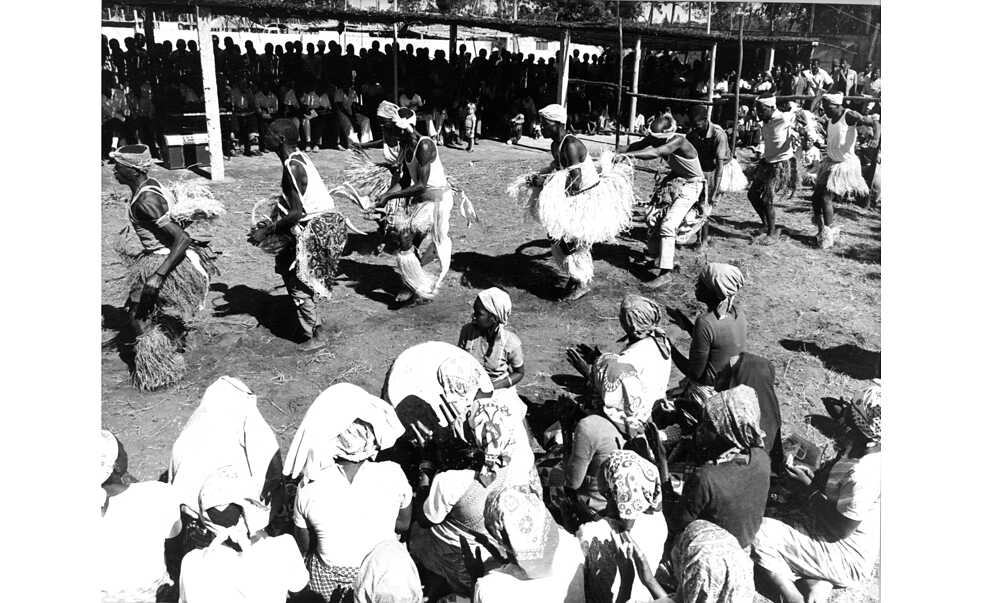 Latitude – Bauern aus der Provinz Maraquene üben 1975 einen traditionellen Tanz für die Unabhängigkeitsfeier Mosambiks ein.  