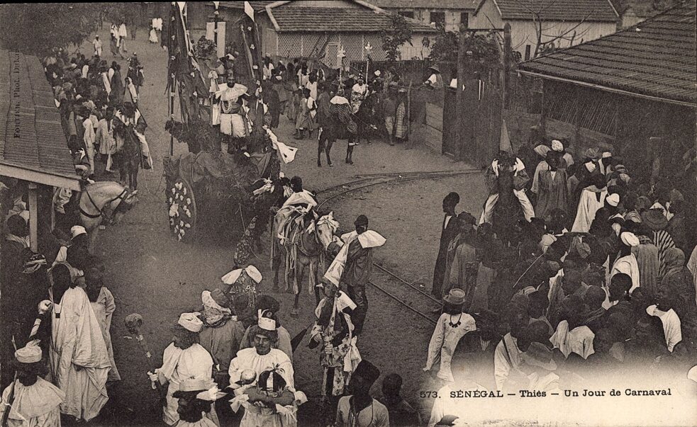 Latitude – Carnaval callejero en Thiès, Senegal, fotografiado alrededor de 1934.