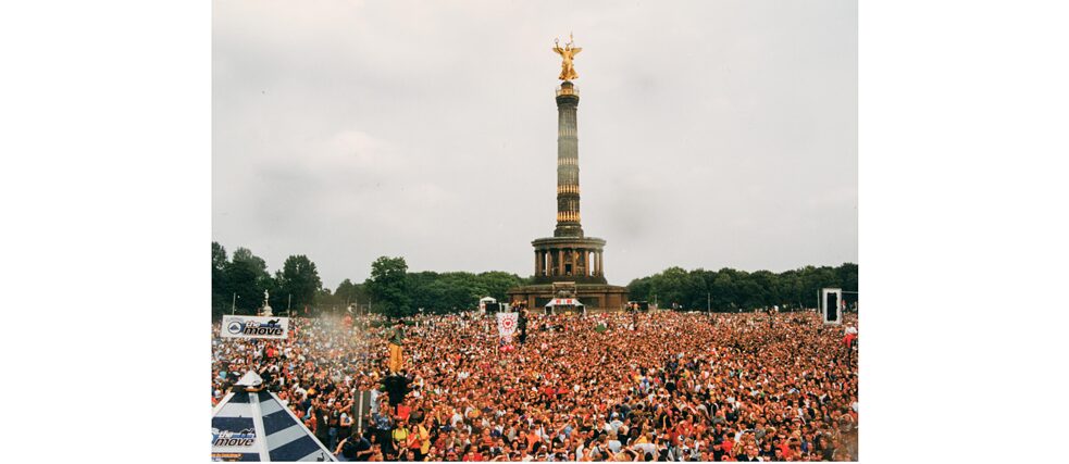 Im Laufe der Jahre wurde die Loveparade immer mehr zum Anziehungspunkt internationaler Techno-Fans. 1996 fand der Umzug auch an der Berliner Siegessäule statt. Als sie 1999 jedoch ihren quantitativen Höhepunkt mit rund 1,5 Millionen Besucher*innen erreichte, wurde in der Szene auch Kritik laut – zu kommerziell sei sie nun – und viele DJs kehrten der Loveparade den Rücken. 