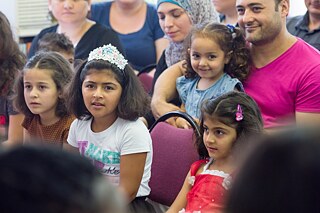 Rassismus – Kinder aus Flüchtlingsfamilien in Halle (Sachsen-Anhalt) während einer Einschulungsfeier an der Grundschule Kastanienallee. 
