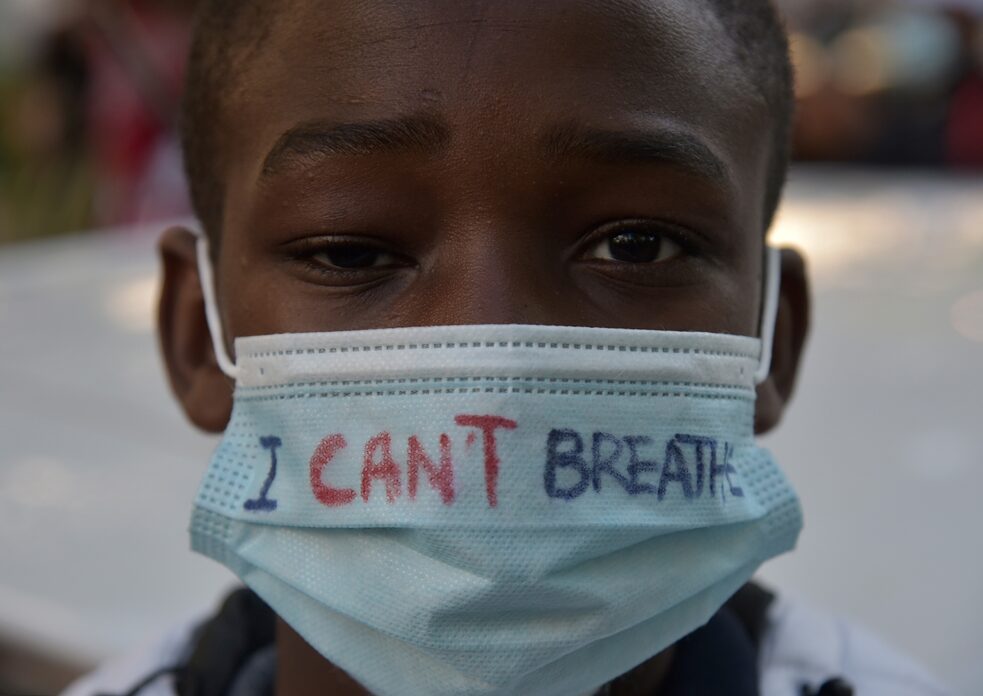 Rassismus – „I Can't Breathe“ steht auf der Maske eines Jungen bei einer Anti-Rassismus-Demonstration 