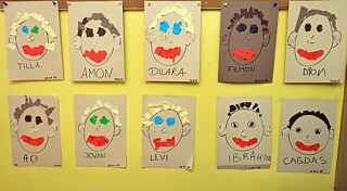 Racismo – Nombres de niñ*s bajo sus respectivos dibujos en una guardería de Berlín-Neukölln