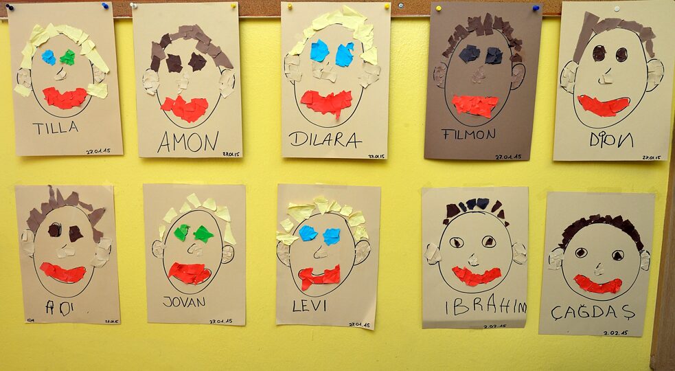 Rassismus – Namen unter Kinderzeichnungen in einer Kindertagesstätte in Berlin-Neukölln