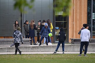Rassismus – München: Grundschüler*innen mit Migrationshintergrund auf dem Schulhof einer Grundschule.