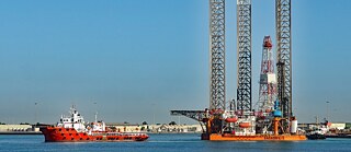 Image of the Sagadril-1 Oil rig, Corniche Abu Dhabi