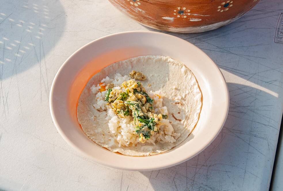 Las ideas, prácticas y esfuerzos comprometidos en esta iniciativa agroecológica se encarnan en un plato de alimento.