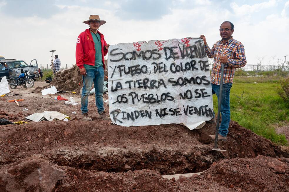 César del Valle y Daniel portan por última vez una lona que se empleará en la construcción del dique.