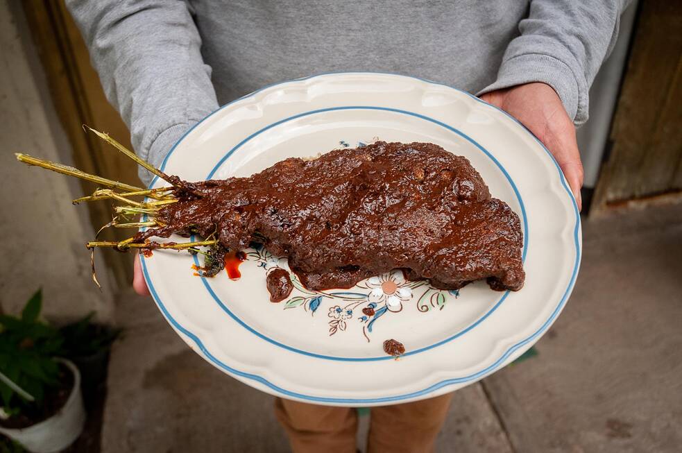 Por la tarde, Nieves Rodríguez nos agasaja con un plato único: huauzontles capeados con ahuautle y mole.