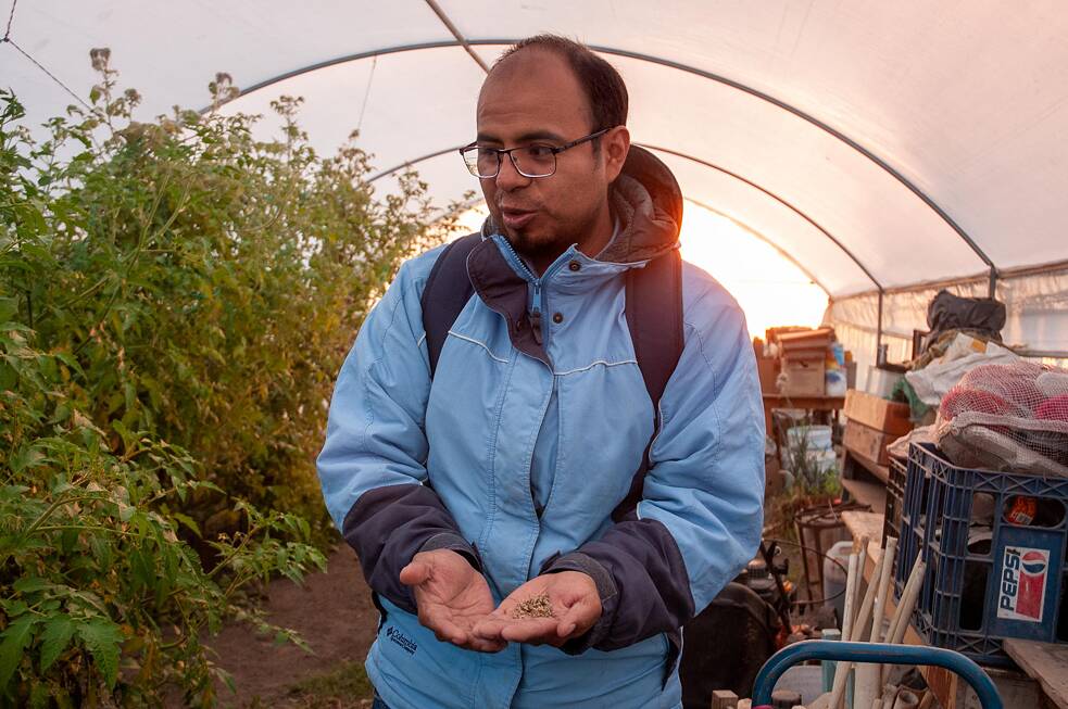 César del Valle explains the role that native seeds play in the agroecological project being developed in Atenco.