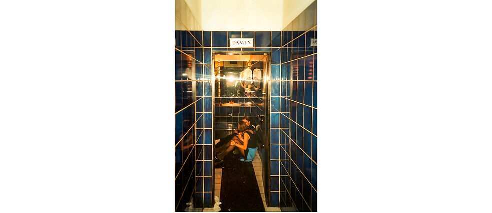 Kultovní kluby nechyběly ani ve Frankfurtu nad Mohanem, příkladem je Dorian Gray nacházející se na letišti. O tomto podniku se traduje, že se zde zrodil „Sound of Frankfurt“. Oddech od tance s cigaretou na toaletě byl tehdy běžný, dnes jde o neobvyklý výjev.