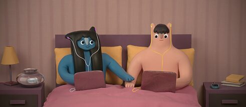 Zwei Knetfiguren nebeneinander im Bett, beide vor ihrem Computer. Die Frau hält die Hand des Mannes.