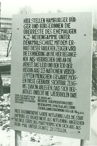 Cartel de protesta en el campo de concentración de Neuengamme, el 28 de enero de 1984
