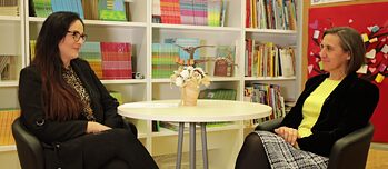 Zwei Perswonen im Gespraech