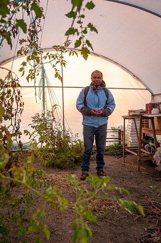 El alba ilumina el invernadero en el patio de la familia del Valle, donde César, líder del Frente de Pueblos en Defensa de la Tierra (FPDT), nos muestra algunos frutos.