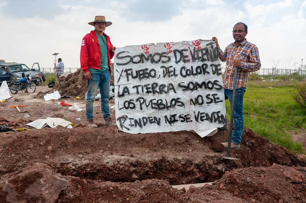 César del Valle y Daniel portan por última vez una lona que se empleará en la construcción del dique.