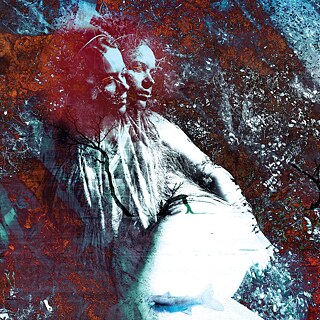 Ein Werk von Lada Suomenrinne: zwei Frauen umarmen sich