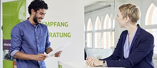 Deutschlerner am Empfang des Goethe-Instituts