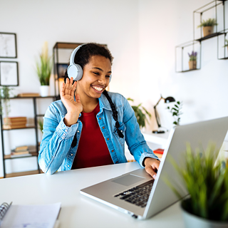 Un enseignant lors d'une vidéoconférence. Vue à travers l'écran avec les participants.