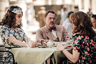 Marianne (Anne Ratte Polle, left) and Dr. Hermann Gladow (Sebastian Koch, center) try to win Karin (Mala Emde, right) for a deal.