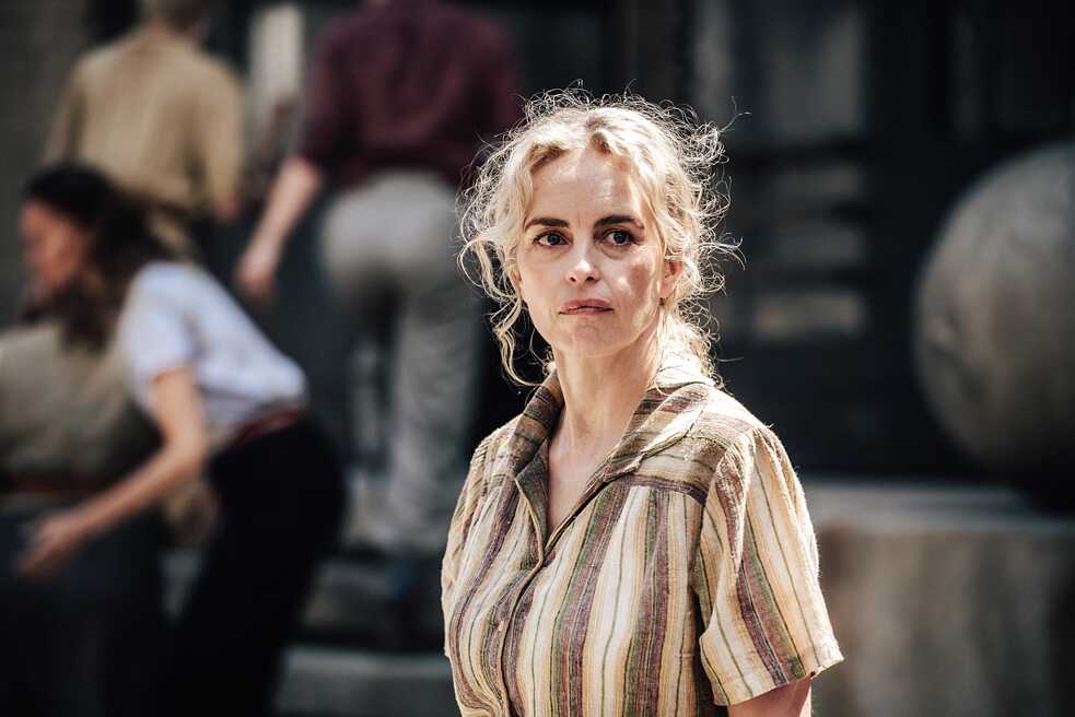 Elsie Garten (Nina Hoss) mitten im Chaos der Berliner Nachkriegszeit.