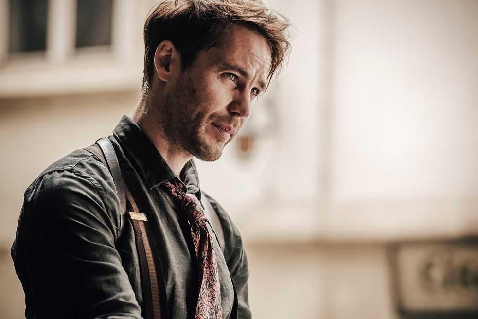 Max (Taylor Kitsch) versucht seinen Bruder Moritz ausfindig zu machen.