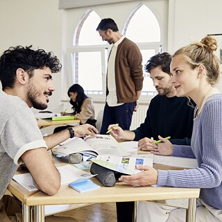 Kursteilnehmer lernen gemeinsam Deutsch im Goethe-Institut