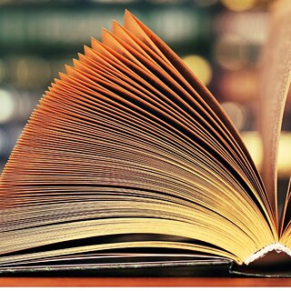 on voit un livre ouvert