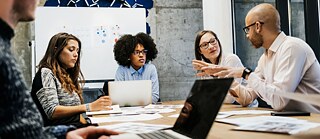 eine Gruppe am Tisch diskutierend