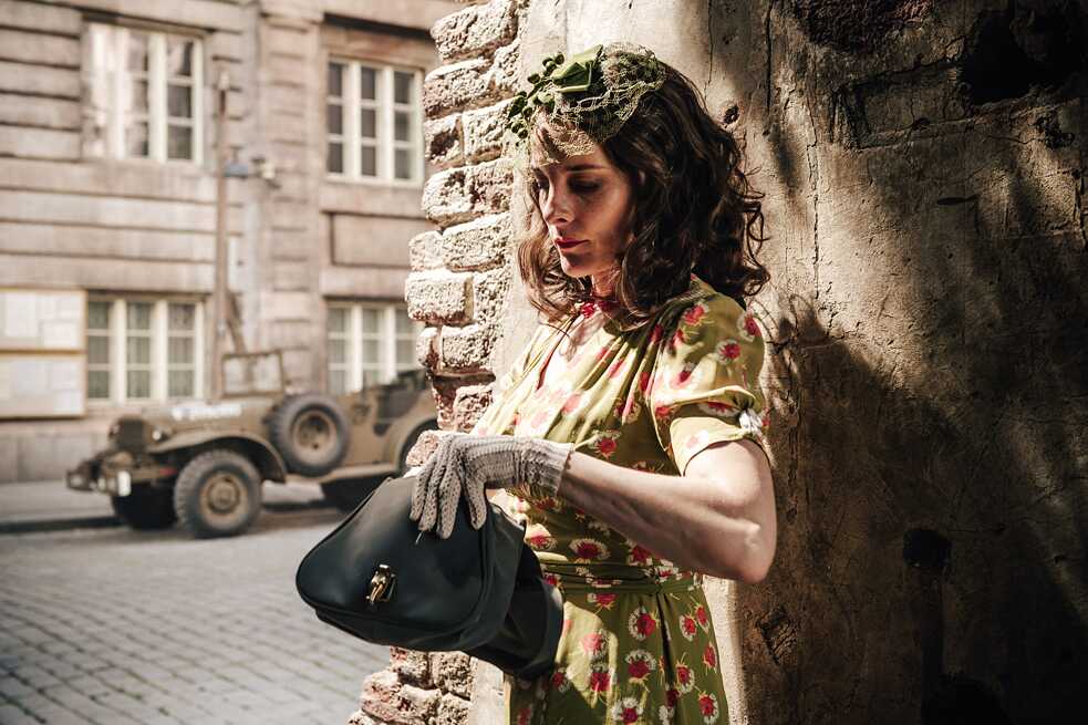 Marianne (Anne Ratte-Polle) verkleidet sich als Prostituierte und stellt eine Falle..