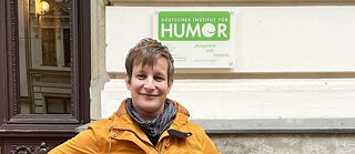 Eva Ullmann in front of the German institute for humor