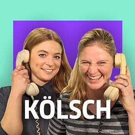 Rahel und Annika  am Telefon vor einem lila türkisem Hitnergrund