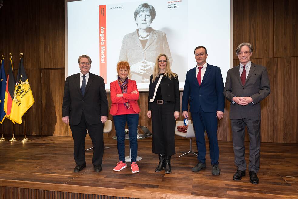 Gruppenfoto der Sprecher*innen auf der Bühne