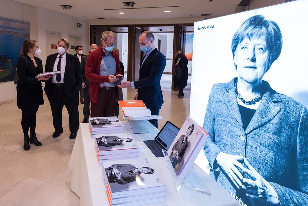 Auslage des dokumentarischen Werks 