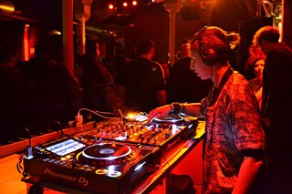 İPEK İPEKÇİOĞLU 