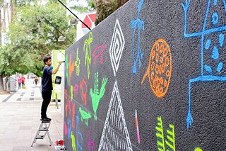 Intervenção artística: Denilson Baniwa | Foto: Marcelo Frey / Goethe-Institut Porto Alegre &copy; Intervenção artística: Denilson Baniwa | Foto: Marcelo Frey / Goethe-Institut Porto Alegre Muyeréusáwa Rúka
